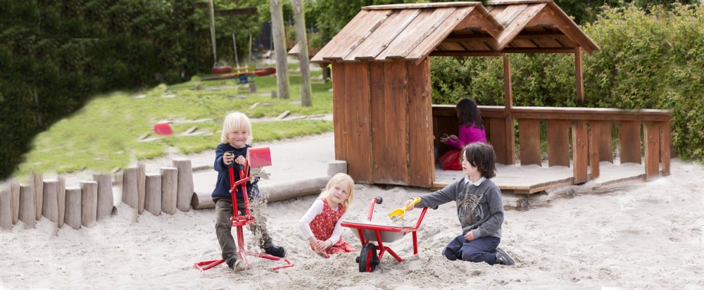 Kinder spielen mit dem Winther Viking Challenge Bagger im Sandkasten