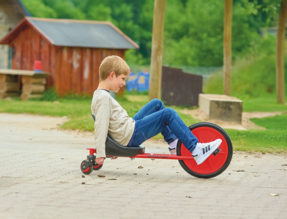 Junge fährt den Winther Viking Challenge Maxi FunRacer auf dem Pausenhof