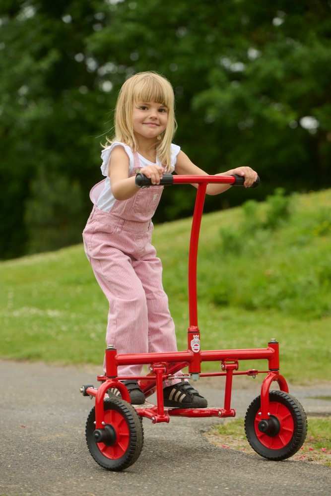 Mädchen steht auf dem Winther Viking Challenge Step Roller