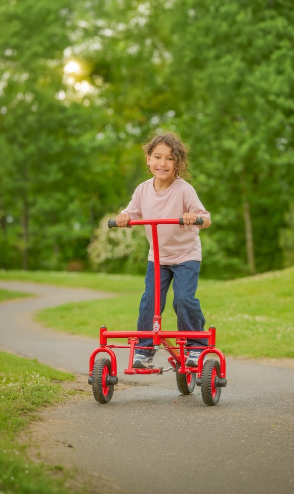 Mädchen fährt den Winther Viking Challenge Step Roller auf einem Parkweg