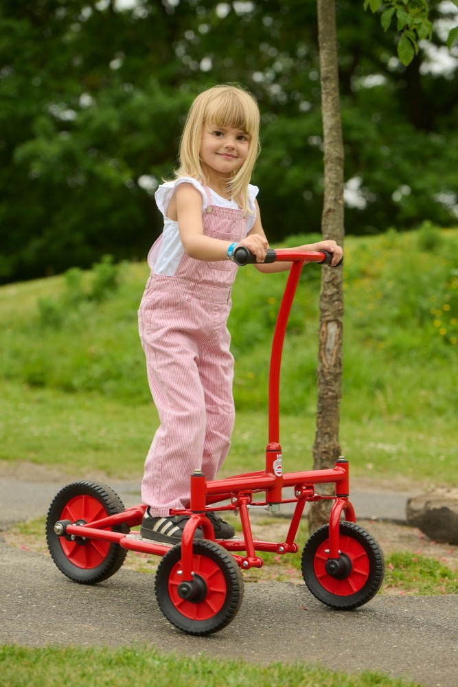 Mädchen fährt den Winther Viking Challenge Step Roller, Seitenansicht