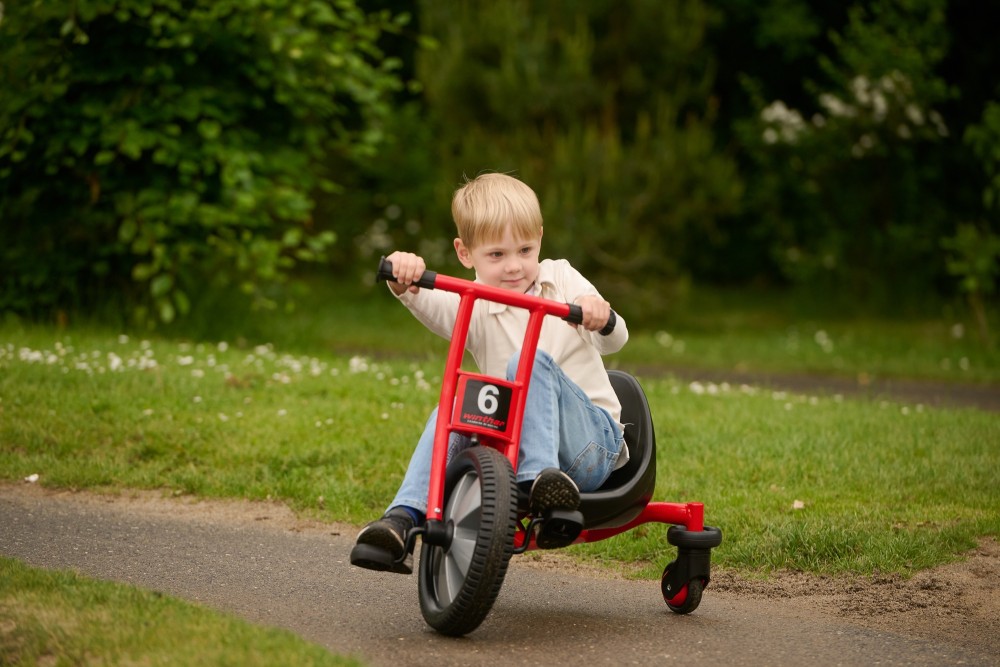 Junge fährt das Winther Viking Challenge Swing Trike um eine Kurve