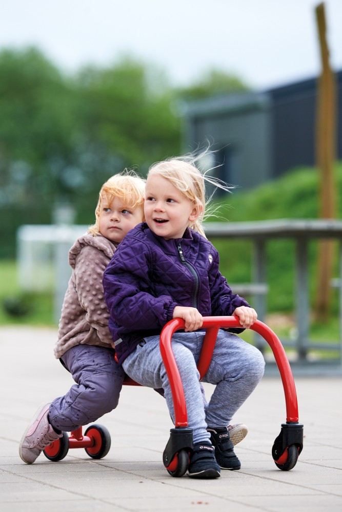 Zwei Kleinkinder sitzen gemeinsam auf dem Winther Viking Challenge Walkabout Duo