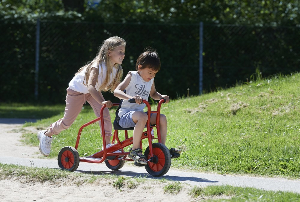 Kinder mit dem Winther Viking Dreirad Ben Hur auf einem Weg