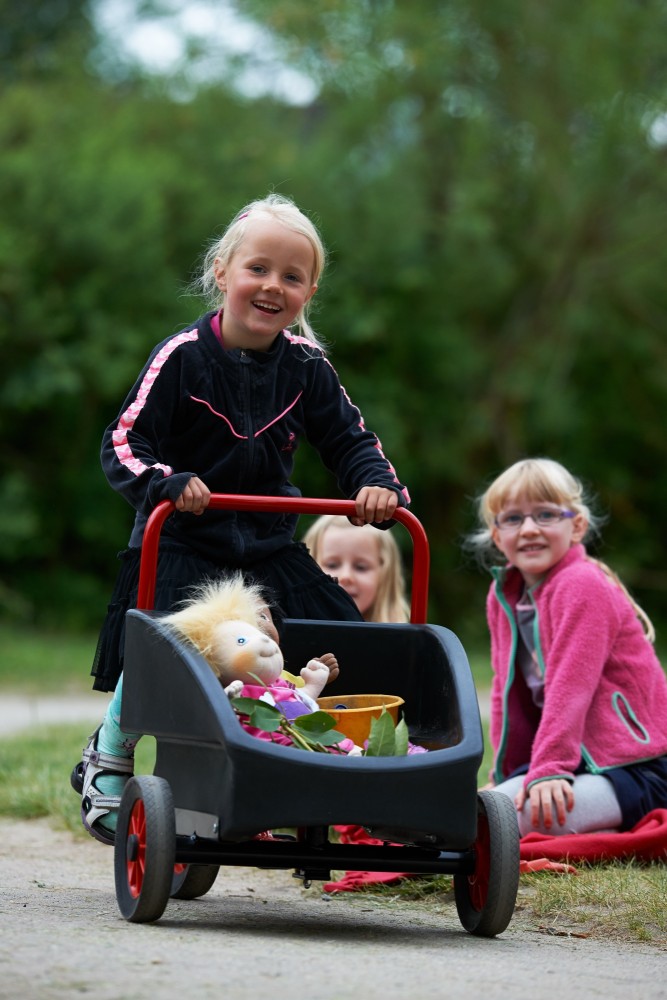 Kinder mit Puppen im Winther Viking Dreirad Kangaroo