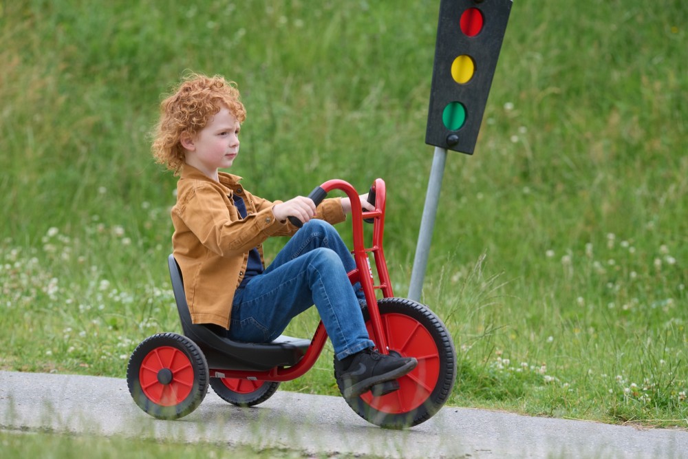 Junge fährt das Winther Viking Easy Rider neben einer Spielampel