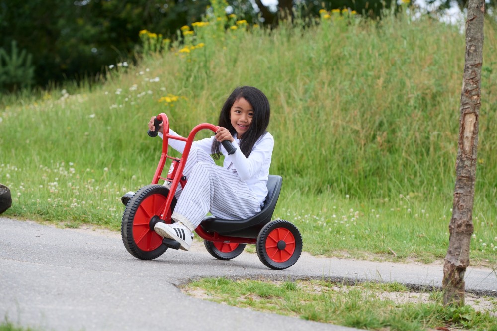 Mädchen fährt mit dem Winther Viking Easy Rider um eine Kurve
