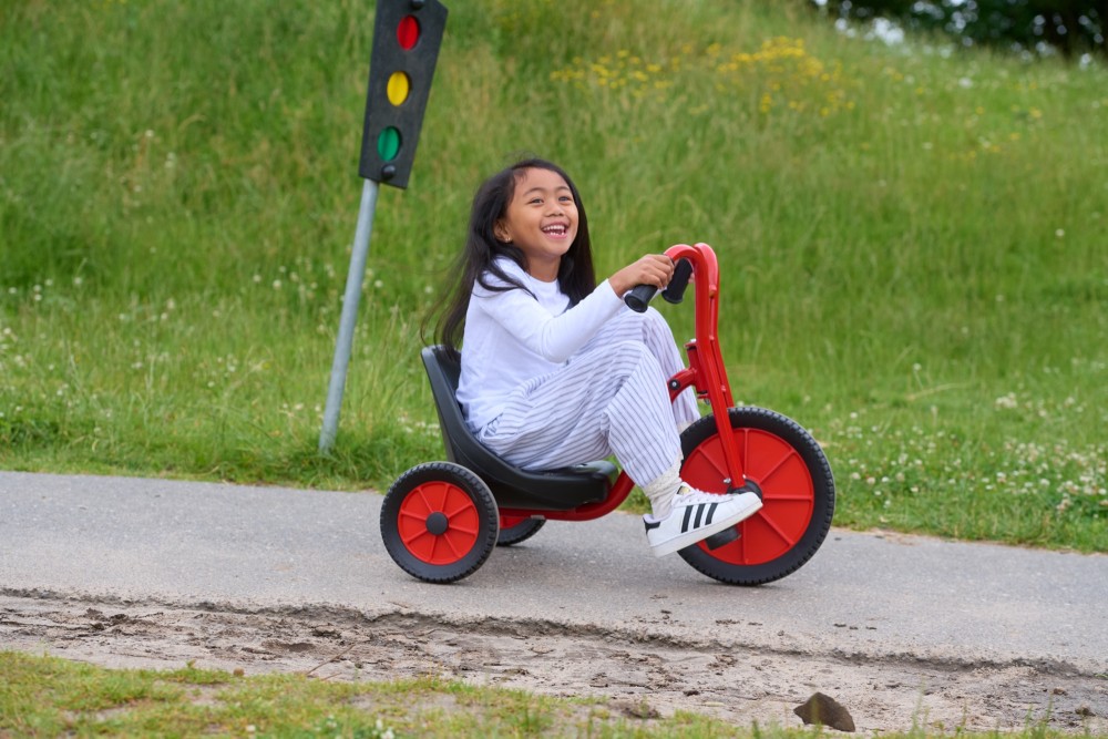 Mädchen auf dem Winther Viking Easy Rider vor einer Spielampel