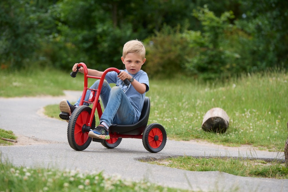 Junge fährt das Winther Viking Easy Rider auf einem Parkweg