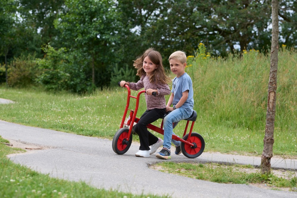 Winther Viking Laufrad Tandem BikeRunner mit zwei Kindern auf einem Parkweg