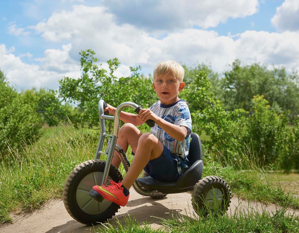 Junge fährt das Winther Viking OFF-ROAD Easy Rider über einen Erdweg