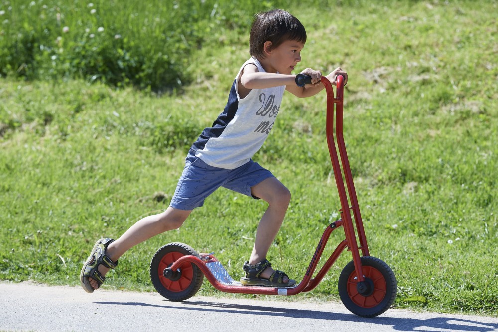 Junge fährt den Winther Viking Roller groß