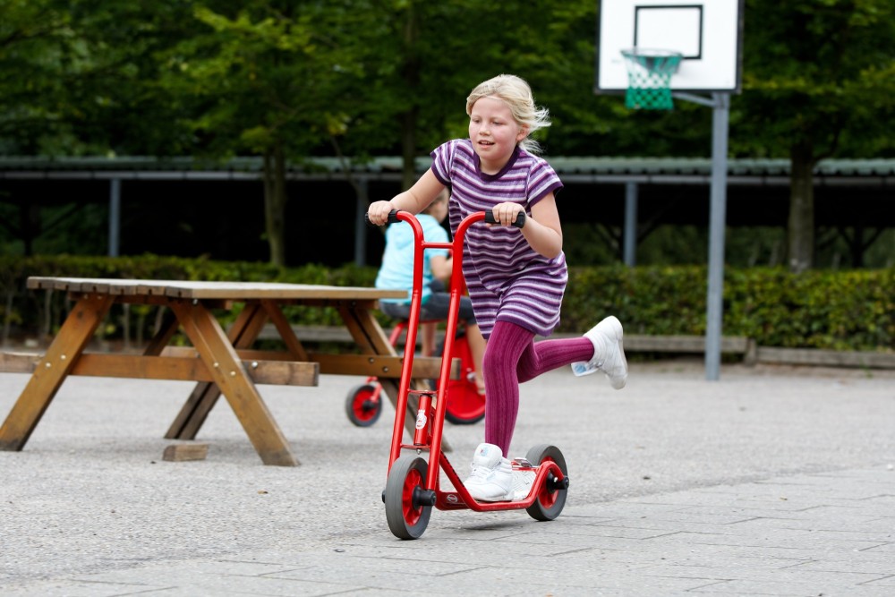 Mädchen fährt den Winther Viking Roller groß auf dem Schulhof