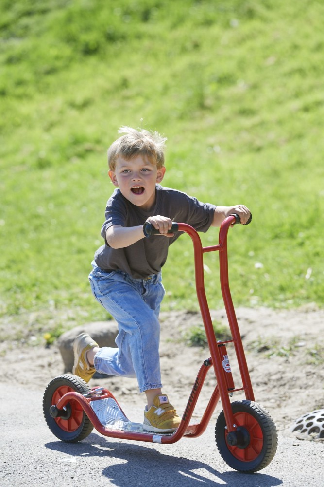 Junge fährt den Winther Viking Roller klein
