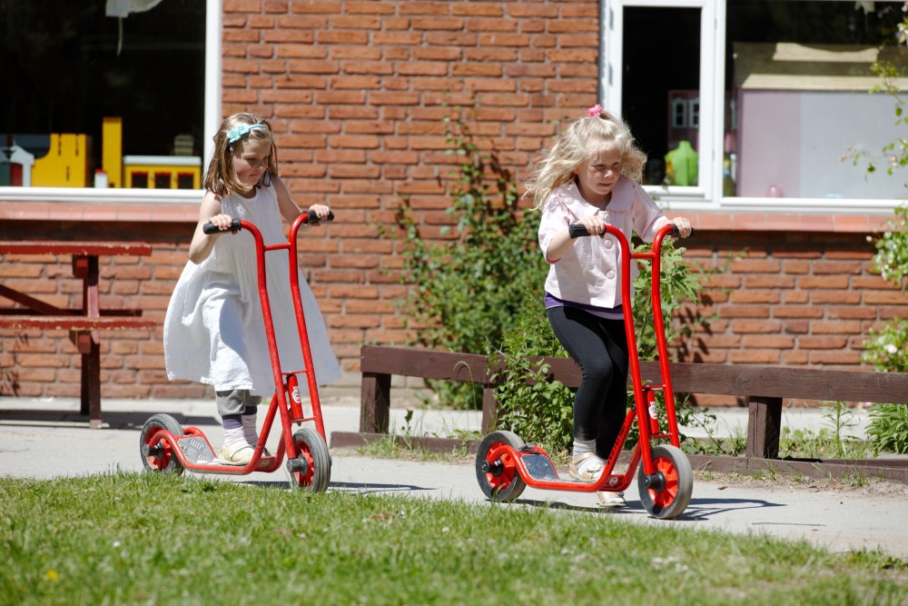 Zwei Mädchen fahren den Winther Viking Roller klein