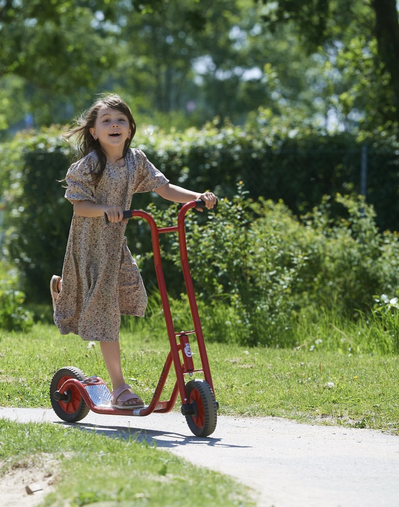 Mädchen fährt den Winther Viking Roller Maxi