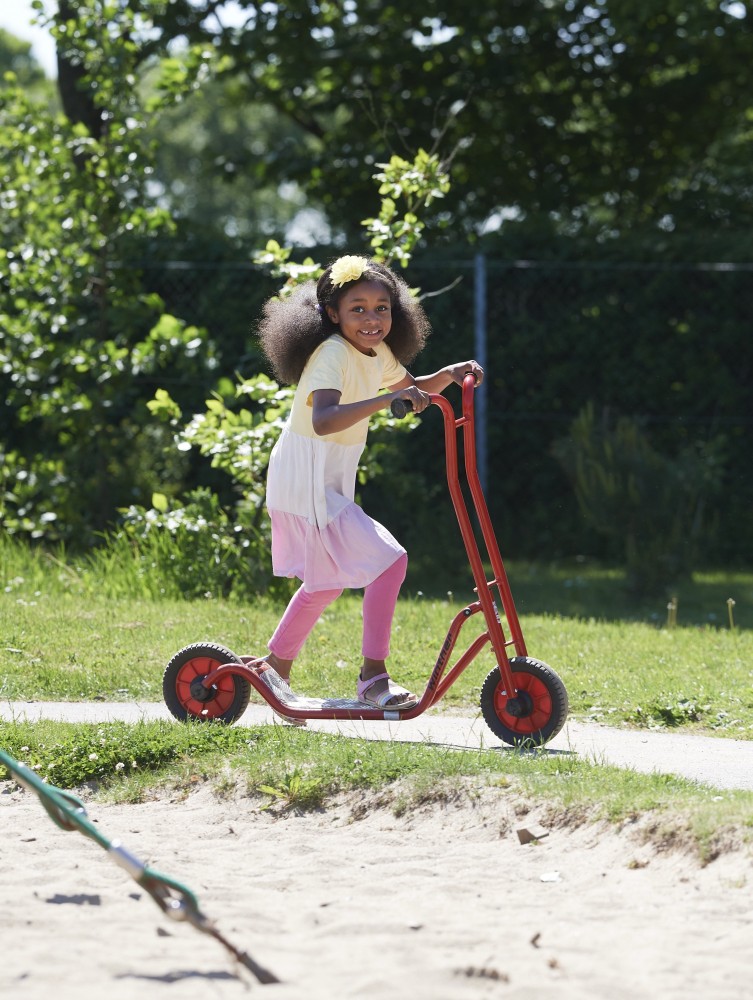 Mädchen fährt den Winther Viking Roller Maxi am Sandplatz